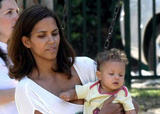 th_42608_A_Day_At_The_Park_With_Halle_Berry_6_Baby_11_122_1093lo.jpg