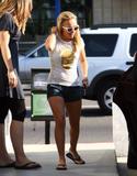 th_91401_Hayden_Panettiere_candid_Hollywood_961_122_1095lo.jpg