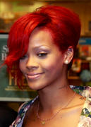 th_54199_RihannasignscopiesofRihannaRihannainNYC27.10.2010_39_122_208lo.jpg