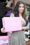 th_07162_celebrity-paradise.com-The_Elder-Kim_Kardashian_2010-01-29_-_opening_ShoeDazzle_356_122_255lo.jpg