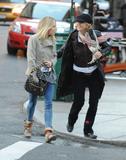 Sienna Miller (Сиенна Миллер) Th_27584_Preppie_-_Sienna_Miller_out_and_about_in_New_York_City_-_Dec._10_2009_336_122_521lo