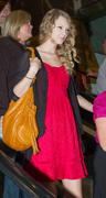 Taylor Swift - Страница 3 Th_67032_s-ts-arriving-at-sydney-airport-20100205-2_122_63lo