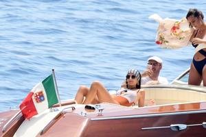 Emily-Ratajkowski-Wearing-Swimsuits-on-a-Boat-in-Positano%2C-Italy-6_23_17-q6d45nhsep.jpg