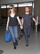 http://img11.imagevenue.com/loc521/th_102968447_AnneHathaway04052011JeansatLAXAirport14_122_521lo.jpg